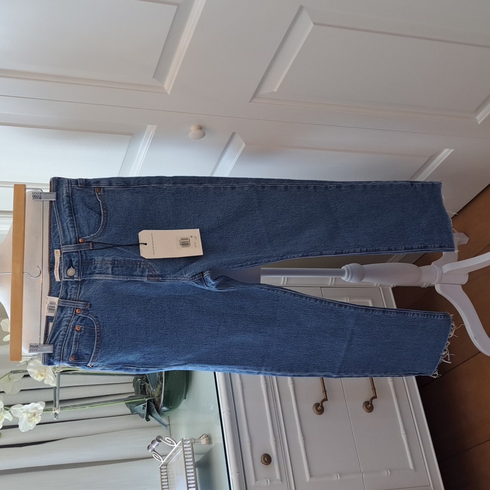 NWT Levi’s Womens Wedgie Straight Denim Jeans Medium Wash Raw Hem S-29x28